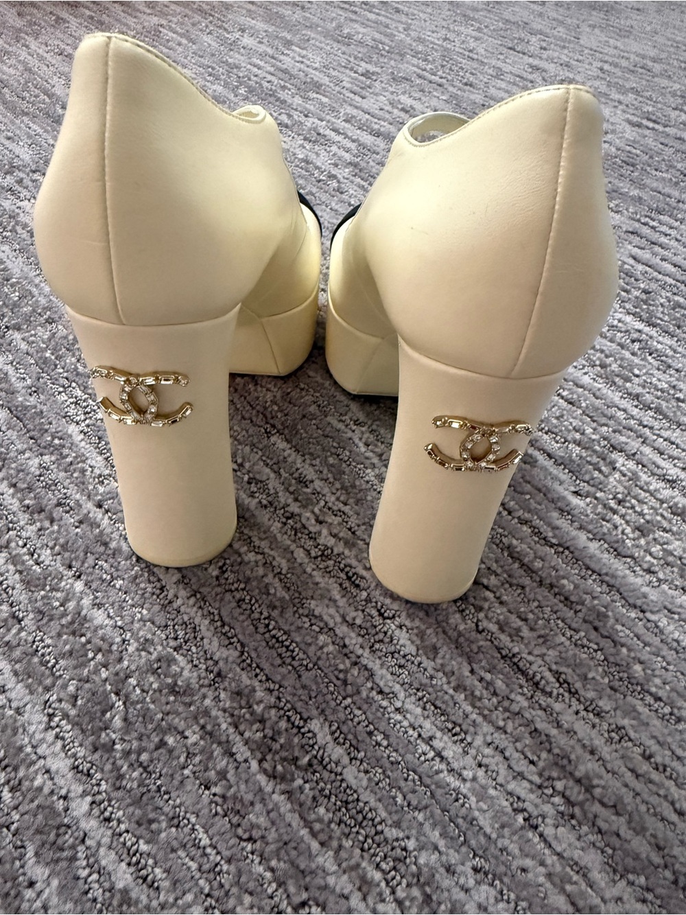 CHANEL lambskin Ivory and Black Mary Jane Platform Pumps with Gold Buckle sz 37 - Picture 5 of 6